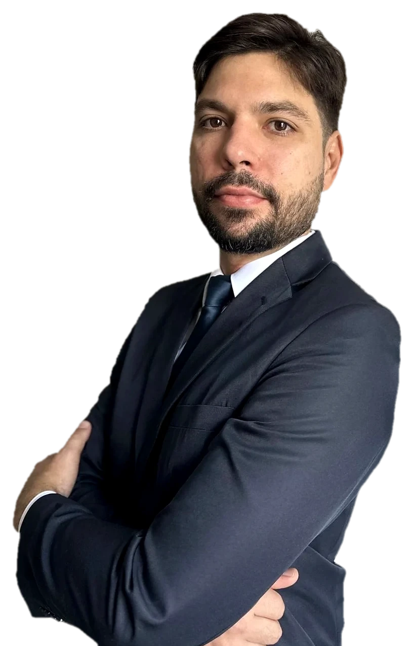 Vicente Brasil Leite, advogado, de braços cruzados, terno azul-marinho e gravata